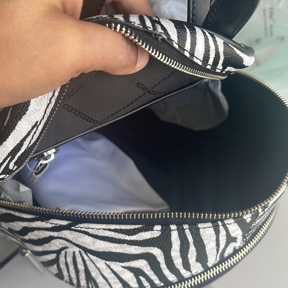 Micheal kors medium backpack - Picture 9 of 17